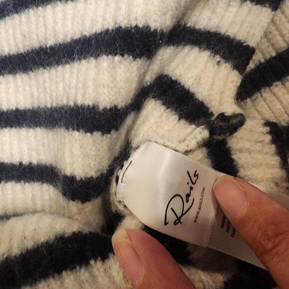 Rails Claudia Sweater Cream & Navy Stripe NWOT Med Some bleeding/pilling - Picture 14 of 14